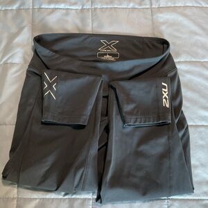 2XU Charcoal Colored Capri running leggings